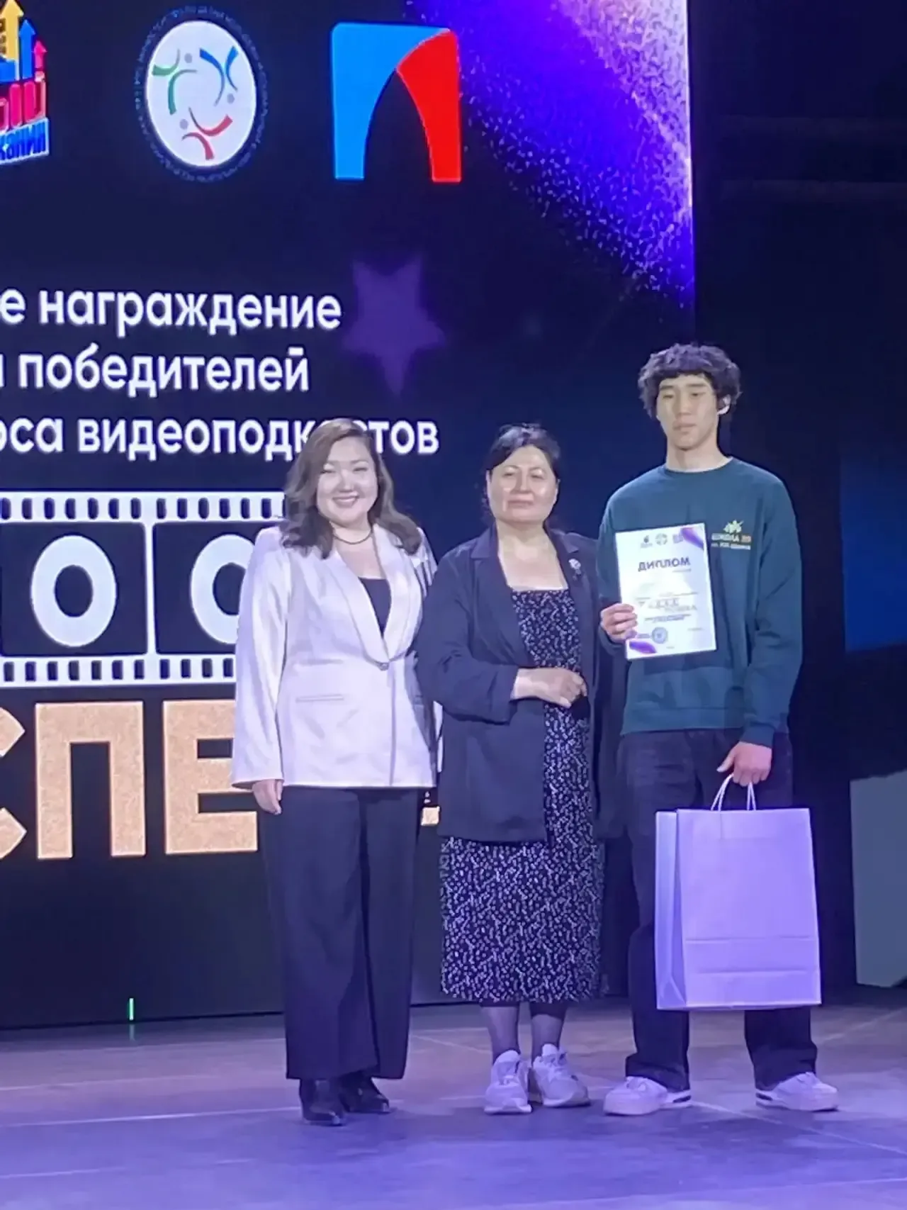 Медиацентр нашей школы занял 1 место в городском конкурсе видеоподкастов «Голос успеха» в категории 