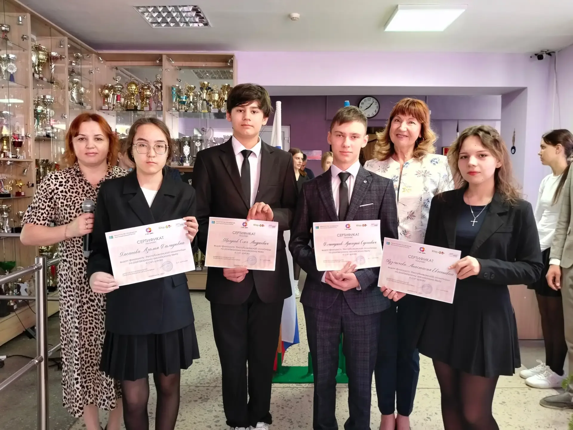 Новая учебная неделя началась в нашей Гимназии с традиционной церемонии внесения флагов России и Рес