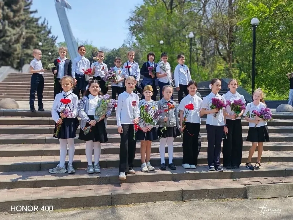 В преддверии Дня Победы ученики нашей школы приняли участие в возложениях к мемориалам и памятникам,