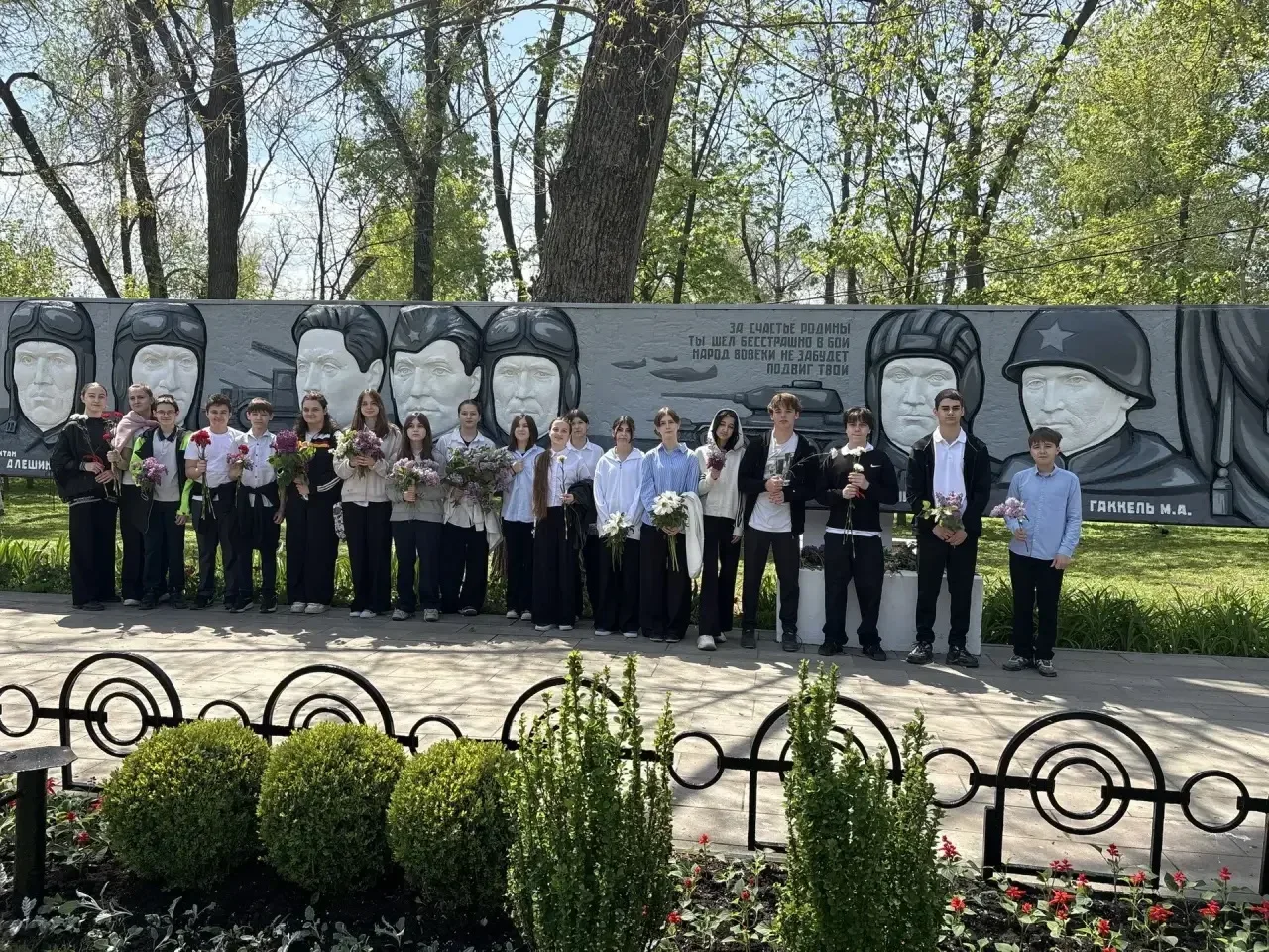 В преддверии Дня Победы ученики нашей школы приняли участие в возложениях к мемориалам и памятникам,