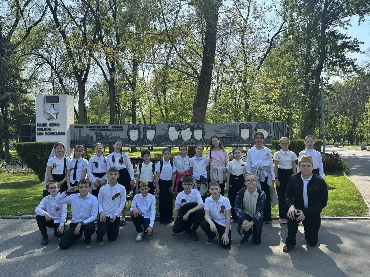 В преддверии Дня Победы ученики нашей школы приняли участие в возложениях к мемориалам и памятникам,