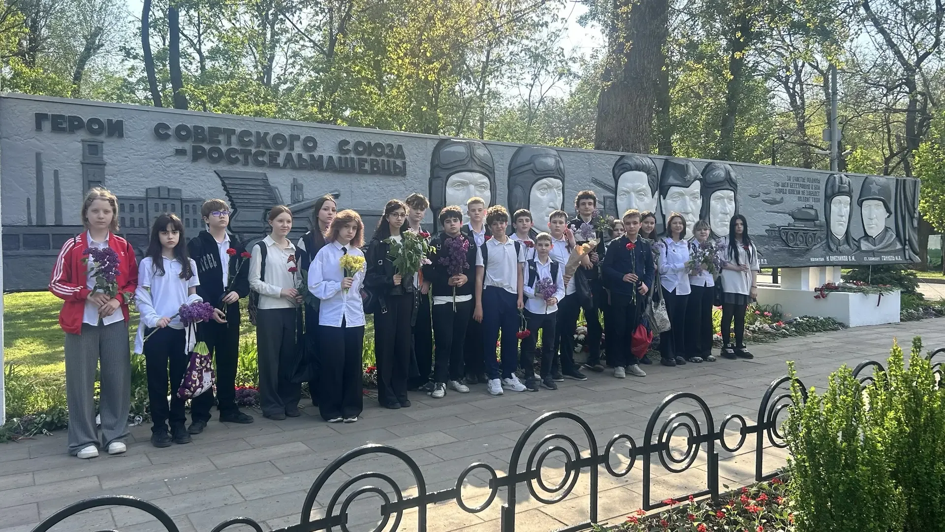 В преддверии Дня Победы ученики нашей школы приняли участие в возложениях к мемориалам и памятникам,