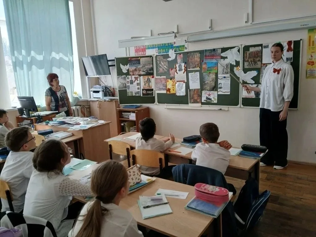 Учащиеся 8-х классов организовали и провели серию тематических занятий для ребят начальной школы, по