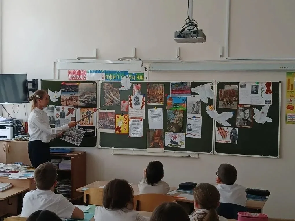 Учащиеся 8-х классов организовали и провели серию тематических занятий для ребят начальной школы, по