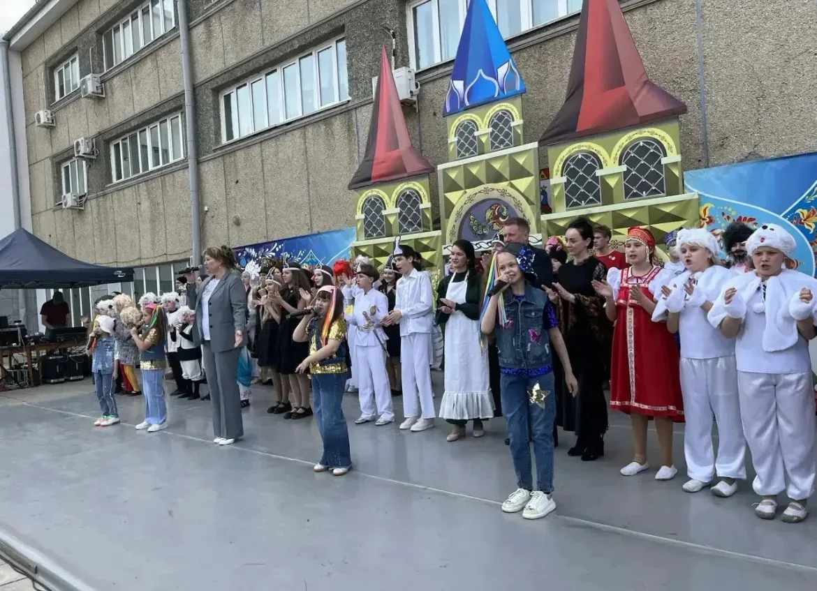 Фестиваль "Театральная весна" - в Арсеньеве!  Сегодня, 15 мая, на площади Дворца культуры "Прогресс"