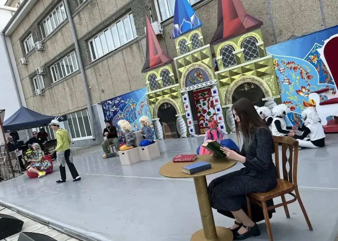 Фестиваль "Театральная весна" - в Арсеньеве!  Сегодня, 15 мая, на площади Дворца культуры "Прогресс"