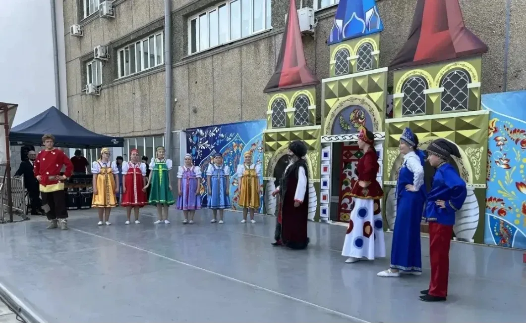 Фестиваль "Театральная весна" - в Арсеньеве!  Сегодня, 15 мая, на площади Дворца культуры "Прогресс"
