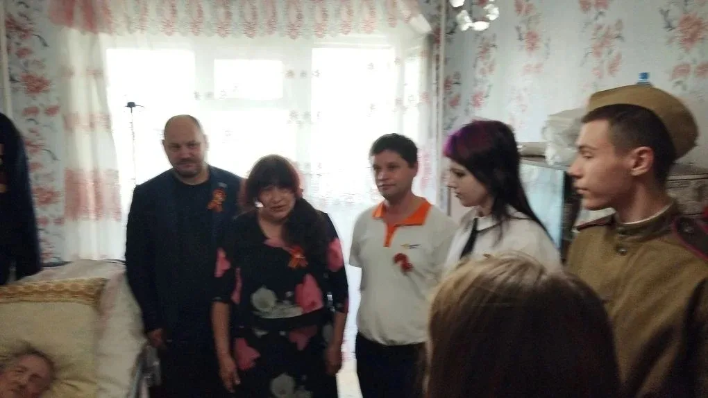 Активисты ДШО "ЮВЕНТА",  Волонтерский отряд Ангел хранитель МАОУ СОШ 35  поздравили ветеранов Велико