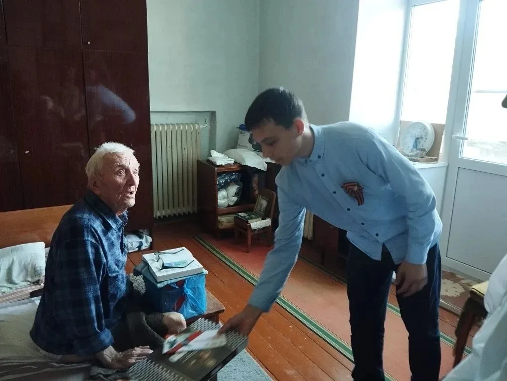 Активисты ДШО "ЮВЕНТА",  Волонтерский отряд Ангел хранитель МАОУ СОШ 35  поздравили ветеранов Велико