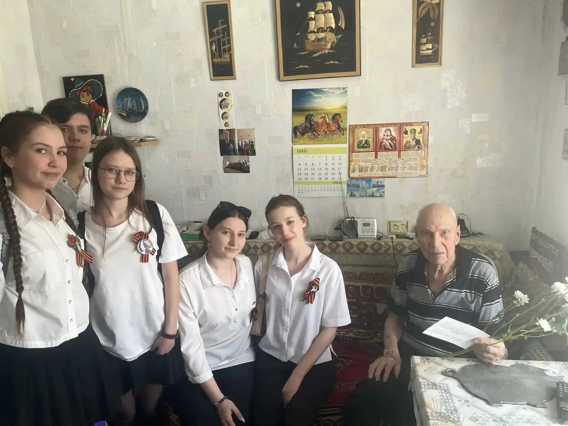 Активисты ДШО "ЮВЕНТА",  Волонтерский отряд Ангел хранитель МАОУ СОШ 35  поздравили ветеранов Велико