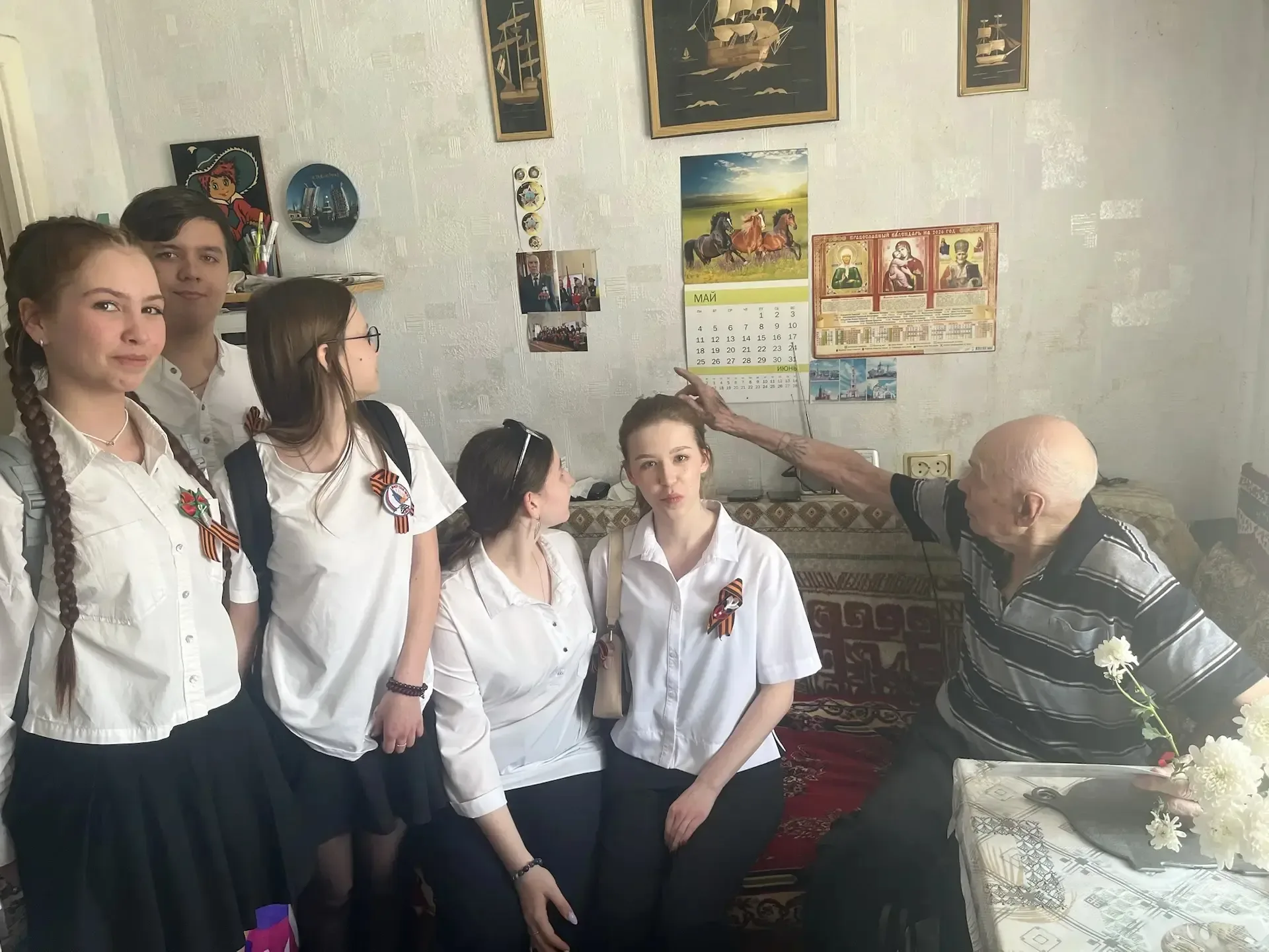 Активисты ДШО "ЮВЕНТА",  Волонтерский отряд Ангел хранитель МАОУ СОШ 35  поздравили ветеранов Велико