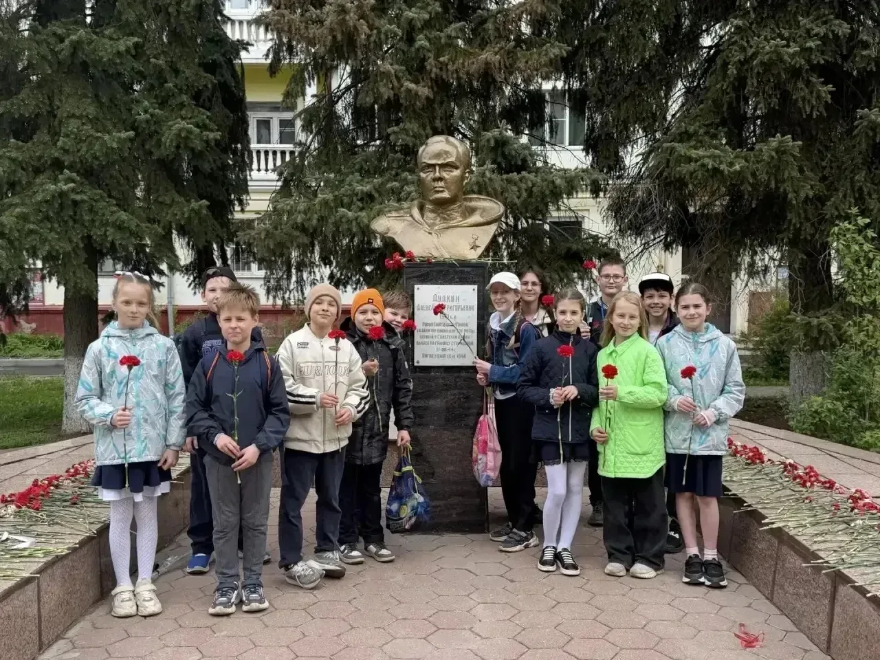 📌 9 мая учащиеся начальной школы корпуса А  возложили цветы к памятникам героев, защищавших свою стр