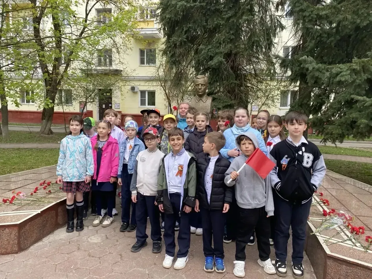 📌 9 мая учащиеся начальной школы корпуса А  возложили цветы к памятникам героев, защищавших свою стр