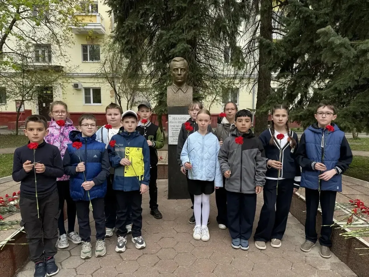 📌 9 мая учащиеся начальной школы корпуса А  возложили цветы к памятникам героев, защищавших свою стр