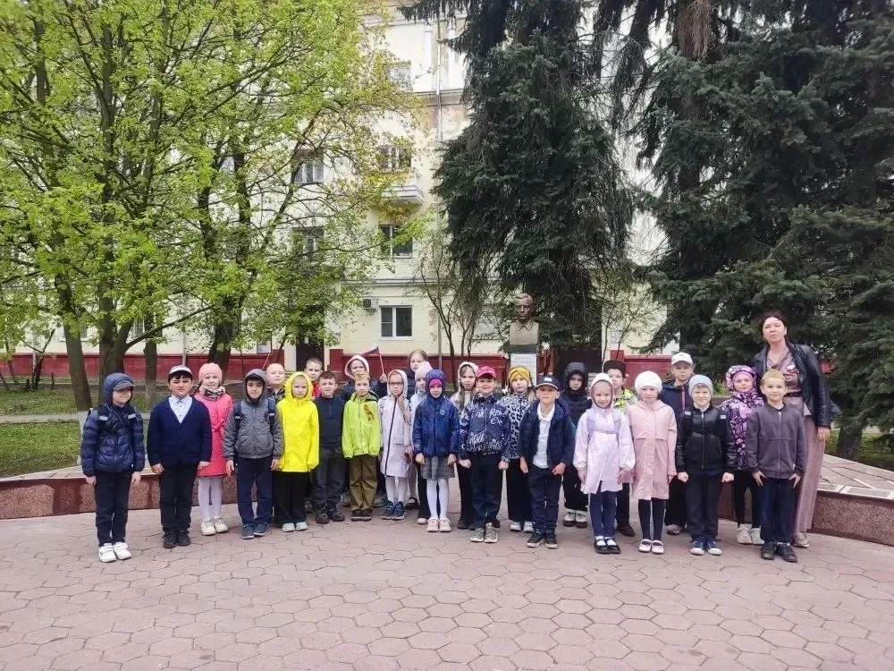 📌 9 мая учащиеся начальной школы корпуса А  возложили цветы к памятникам героев, защищавших свою стр