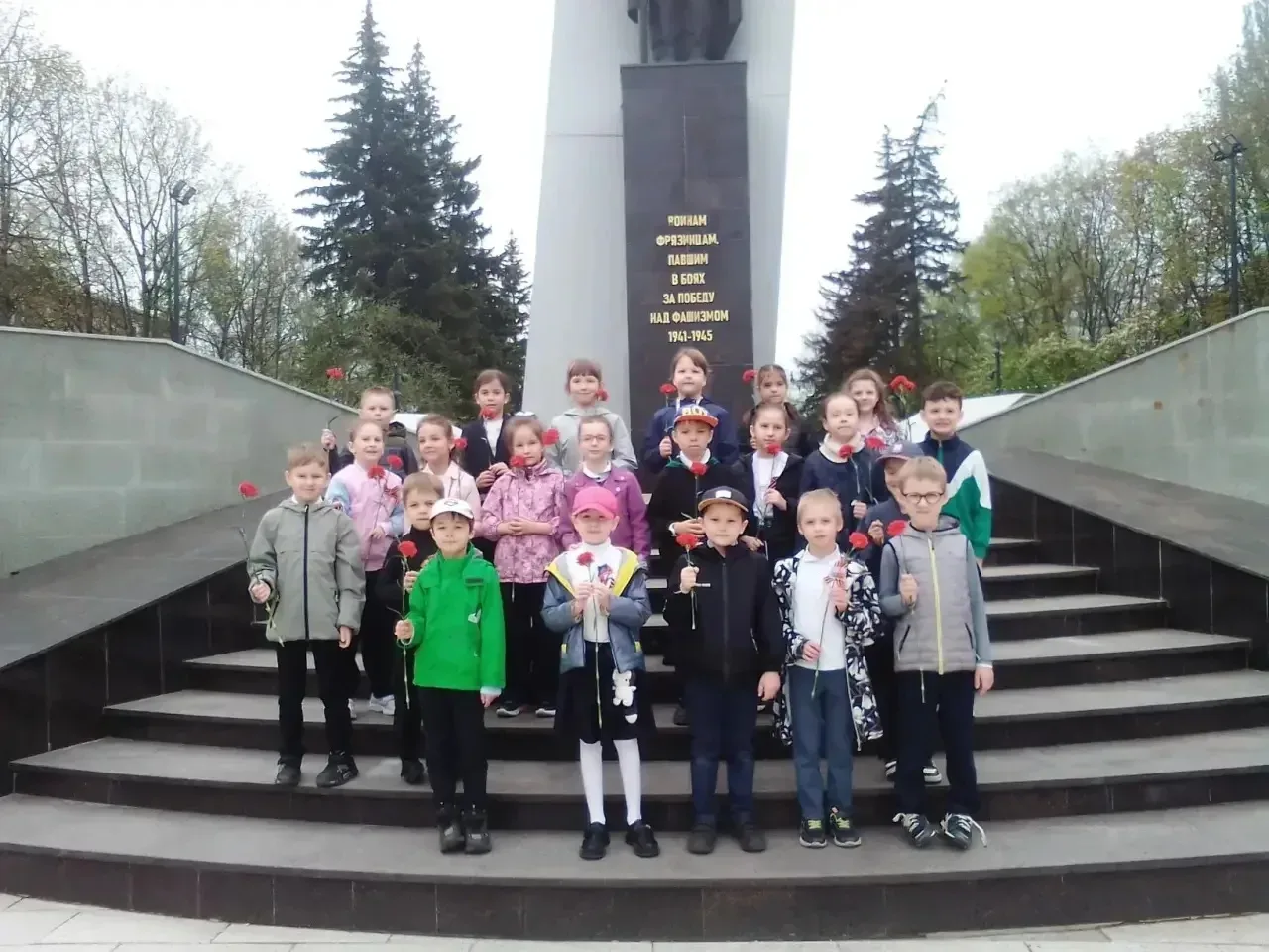 📌 9 мая учащиеся начальной школы корпуса А  возложили цветы к памятникам героев, защищавших свою стр