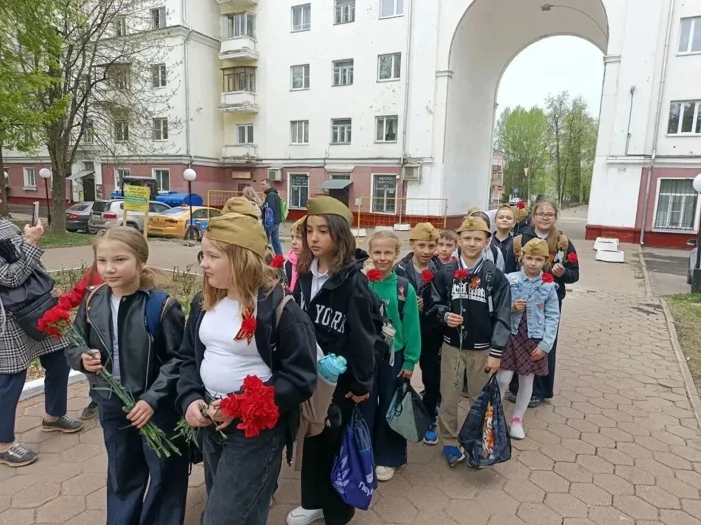 📌 9 мая учащиеся начальной школы корпуса А  возложили цветы к памятникам героев, защищавших свою стр