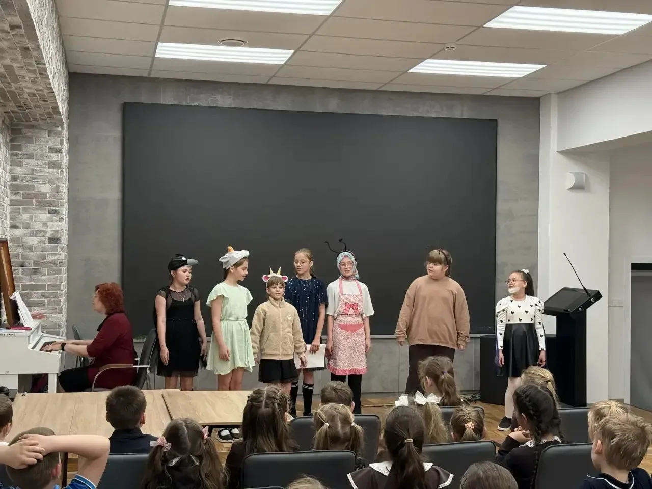 🎭 Сегодня в актовом зале нашей гимназии для учеников 1–2 классов состоялся показ сказки «Добрый мура