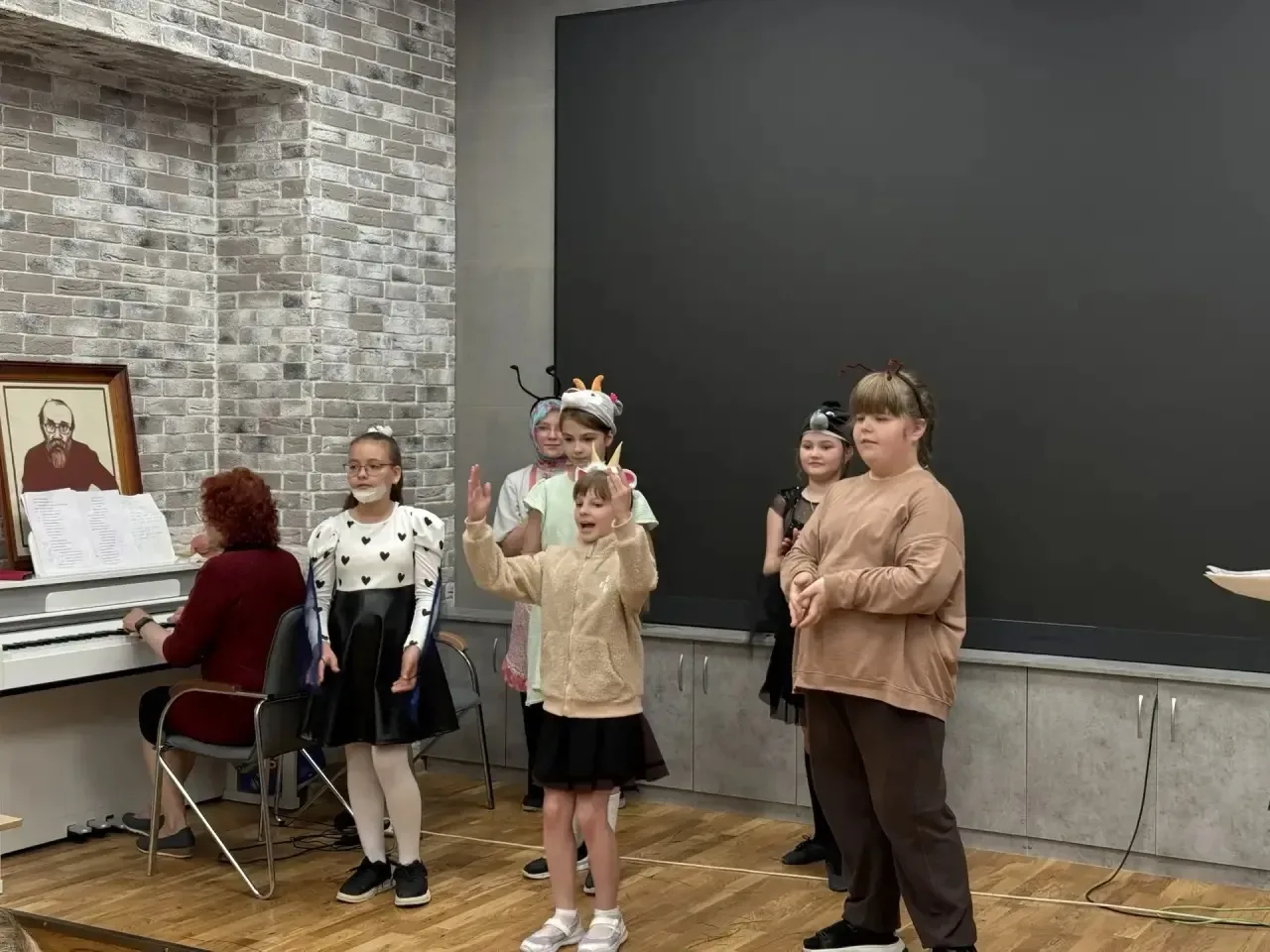 🎭 Сегодня в актовом зале нашей гимназии для учеников 1–2 классов состоялся показ сказки «Добрый мура