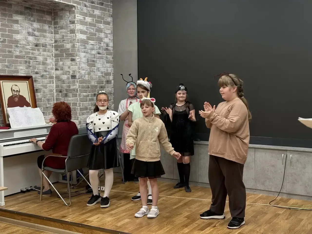 🎭 Сегодня в актовом зале нашей гимназии для учеников 1–2 классов состоялся показ сказки «Добрый мура