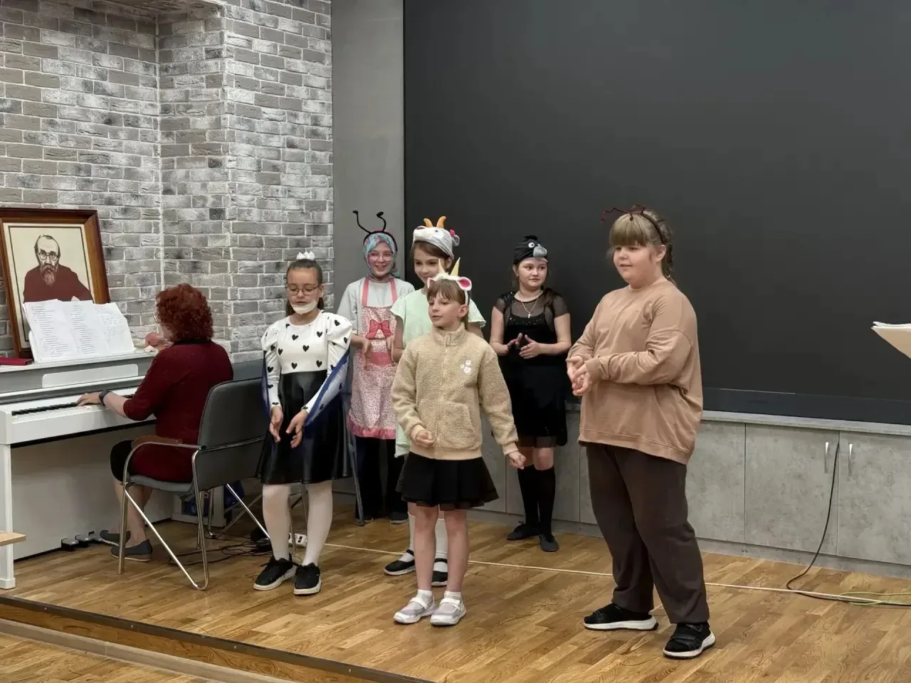 🎭 Сегодня в актовом зале нашей гимназии для учеников 1–2 классов состоялся показ сказки «Добрый мура