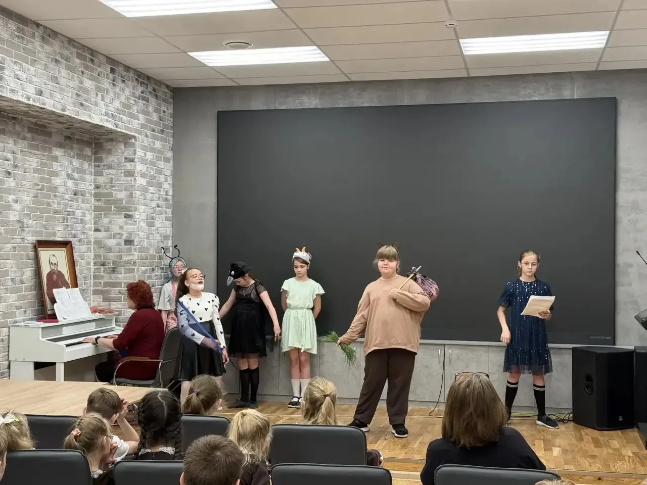 🎭 Сегодня в актовом зале нашей гимназии для учеников 1–2 классов состоялся показ сказки «Добрый мура