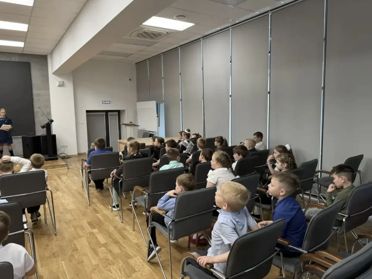 🎭 Сегодня в актовом зале нашей гимназии для учеников 1–2 классов состоялся показ сказки «Добрый мура
