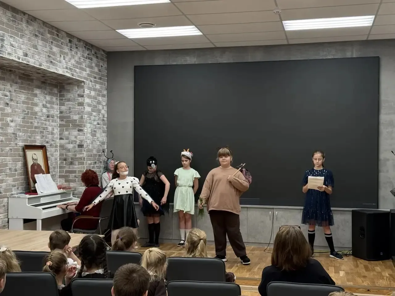 🎭 Сегодня в актовом зале нашей гимназии для учеников 1–2 классов состоялся показ сказки «Добрый мура