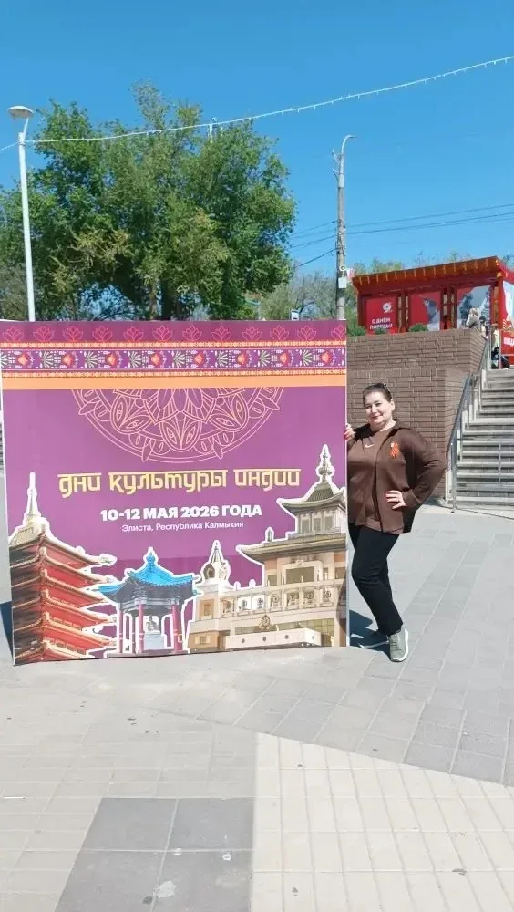 Сегодня центральная часть Элисты наполнилась яркими красками, музыкой и атмосферой настоящего индийс