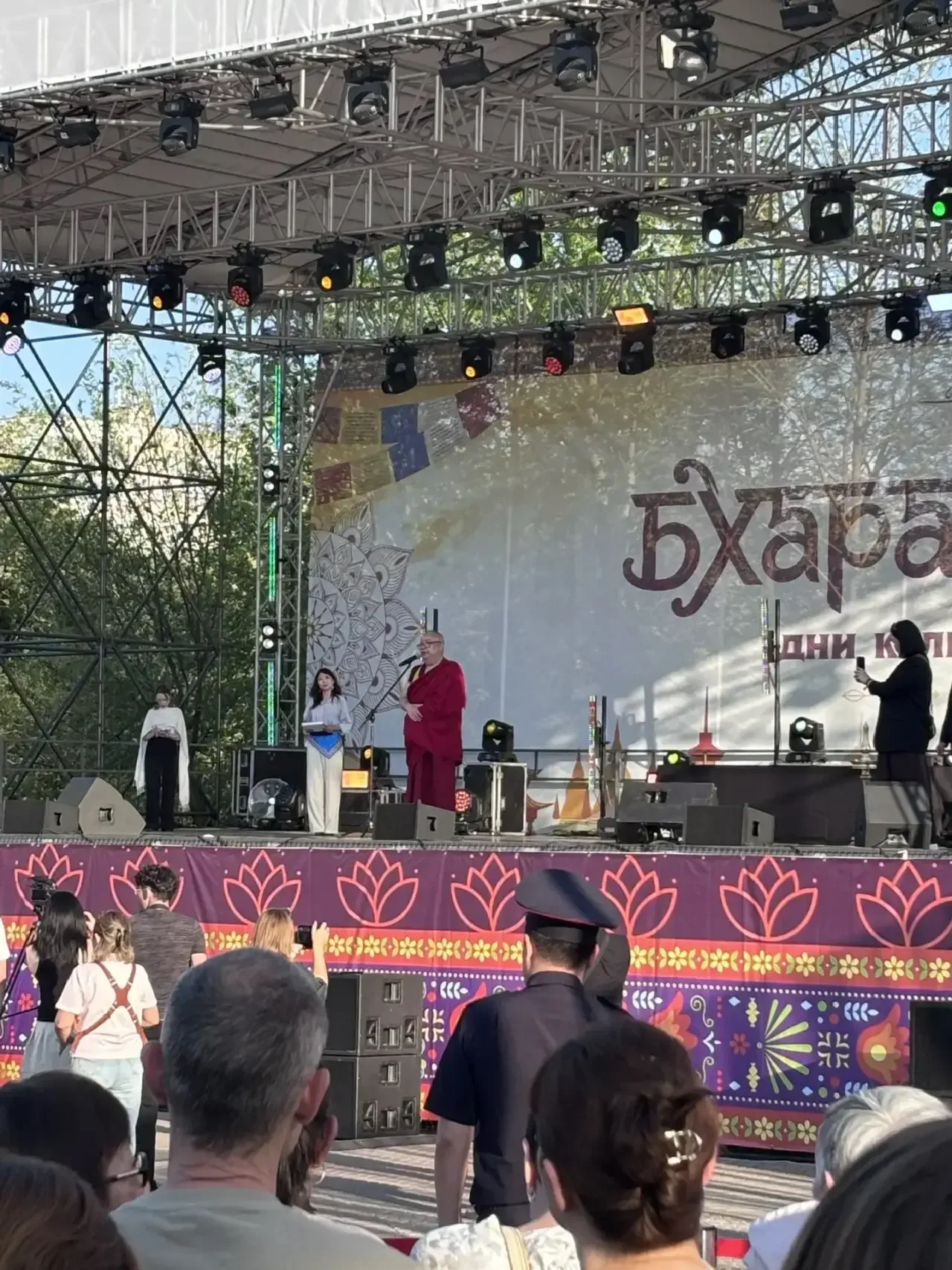 Сегодня центральная часть Элисты наполнилась яркими красками, музыкой и атмосферой настоящего индийс