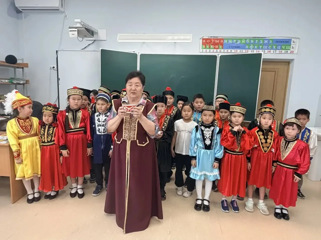 16 мая День калмыцкого чая.   Ежегодно в третью субботу мая жители Калмыкии отмечают День калмыцкого