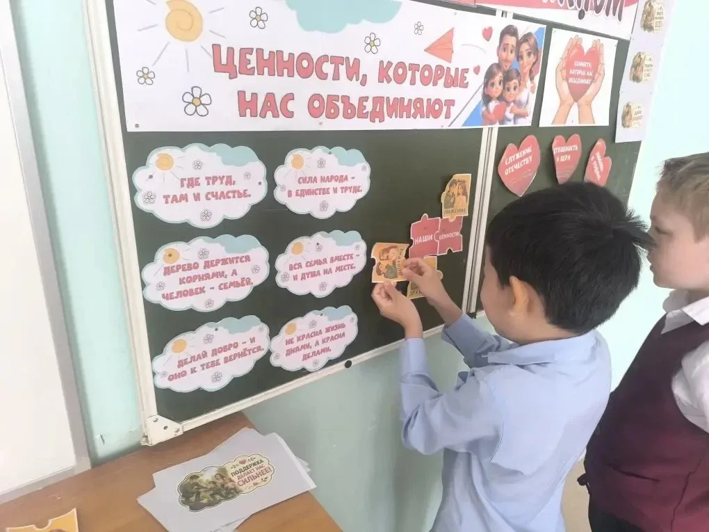 Утро 18 мая началось с традиционной линейки, задав верный тон новой неделе.   Учебный год стремитель