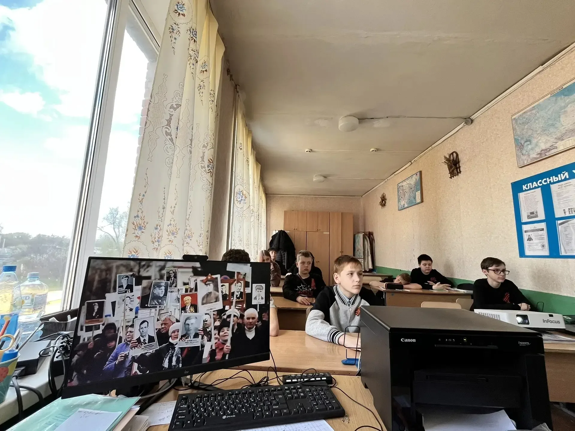 Учащиеся 6⃣В класса на уроке памяти «Георгиевская лента - символ воинской славы» познакомились с ист