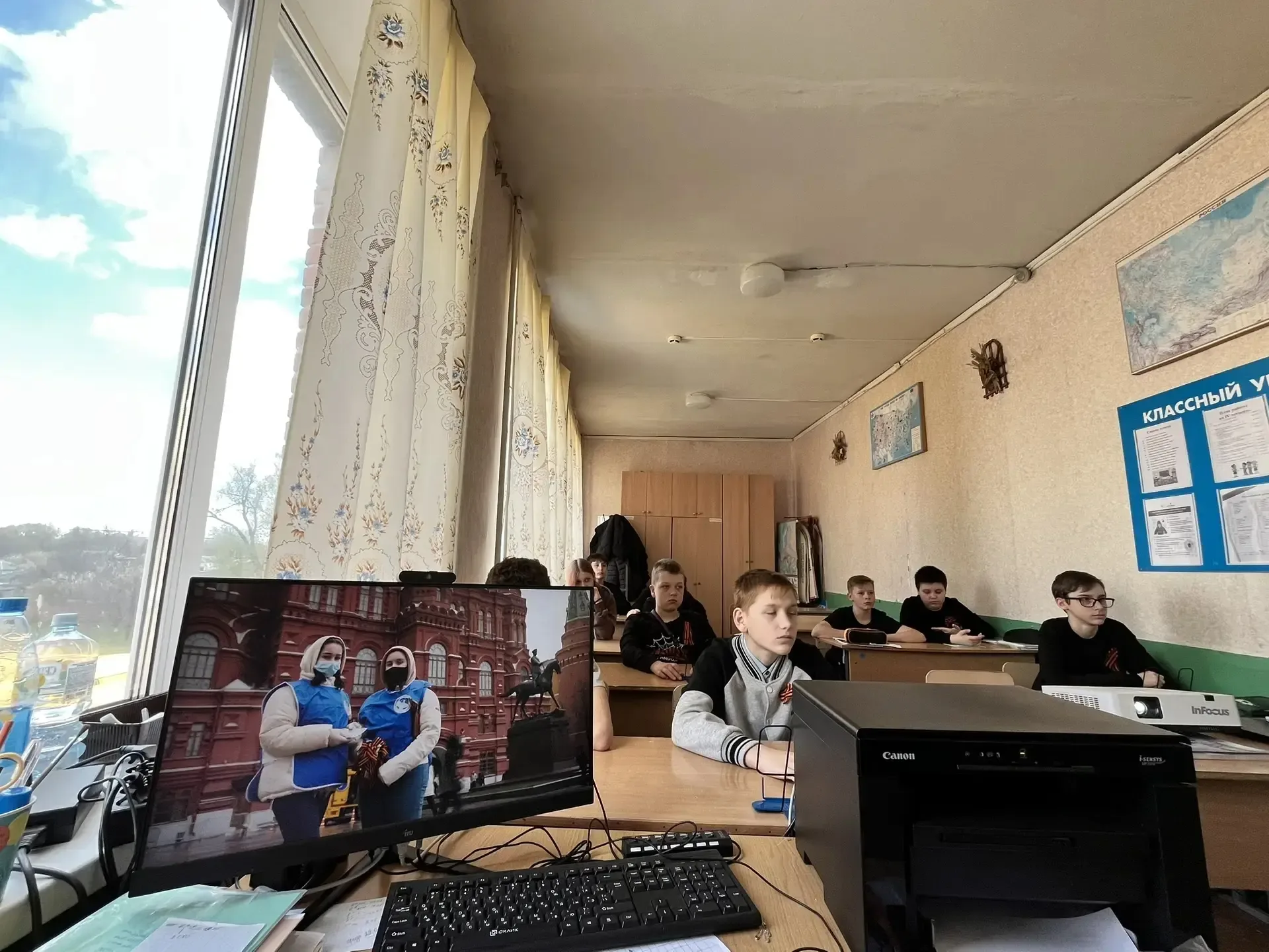 Учащиеся 6⃣В класса на уроке памяти «Георгиевская лента - символ воинской славы» познакомились с ист