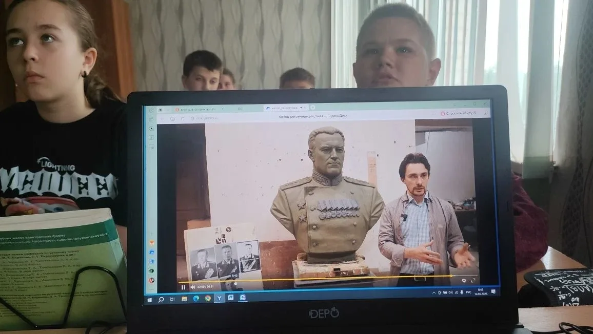 В нашей школе был организован просмотр документального фильма «Командовать парадом будет он: история