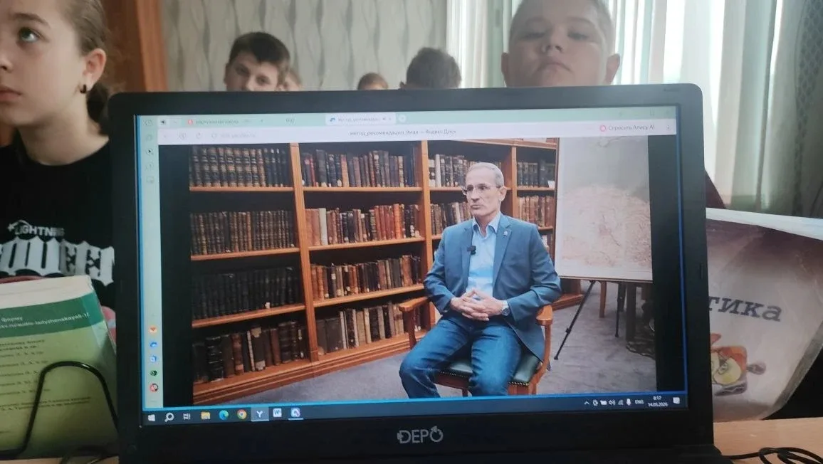 В нашей школе был организован просмотр документального фильма «Командовать парадом будет он: история