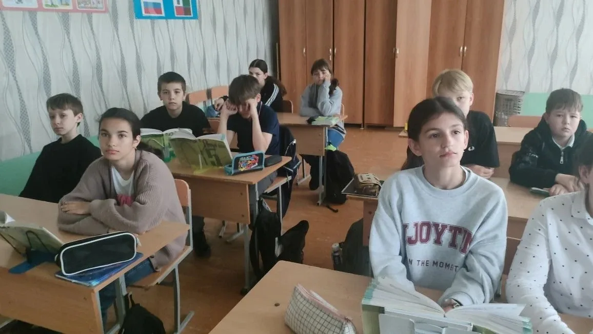 В нашей школе был организован просмотр документального фильма «Командовать парадом будет он: история