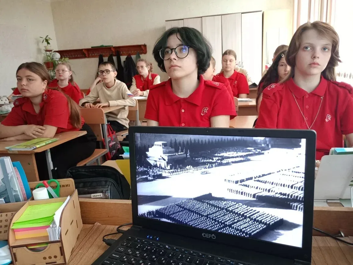 В нашей школе был организован просмотр документального фильма «Командовать парадом будет он: история