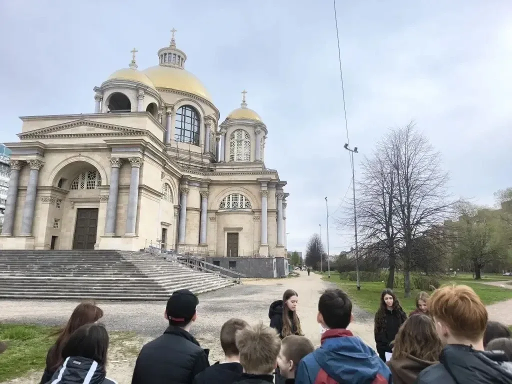 В рамках мероприятий, посвященных 90-летию Приморского района, ученицы 9в класса проводили экскурсии