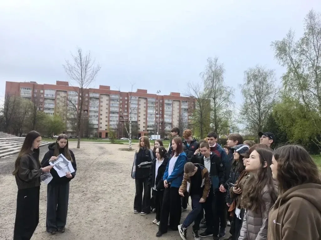 В рамках мероприятий, посвященных 90-летию Приморского района, ученицы 9в класса проводили экскурсии