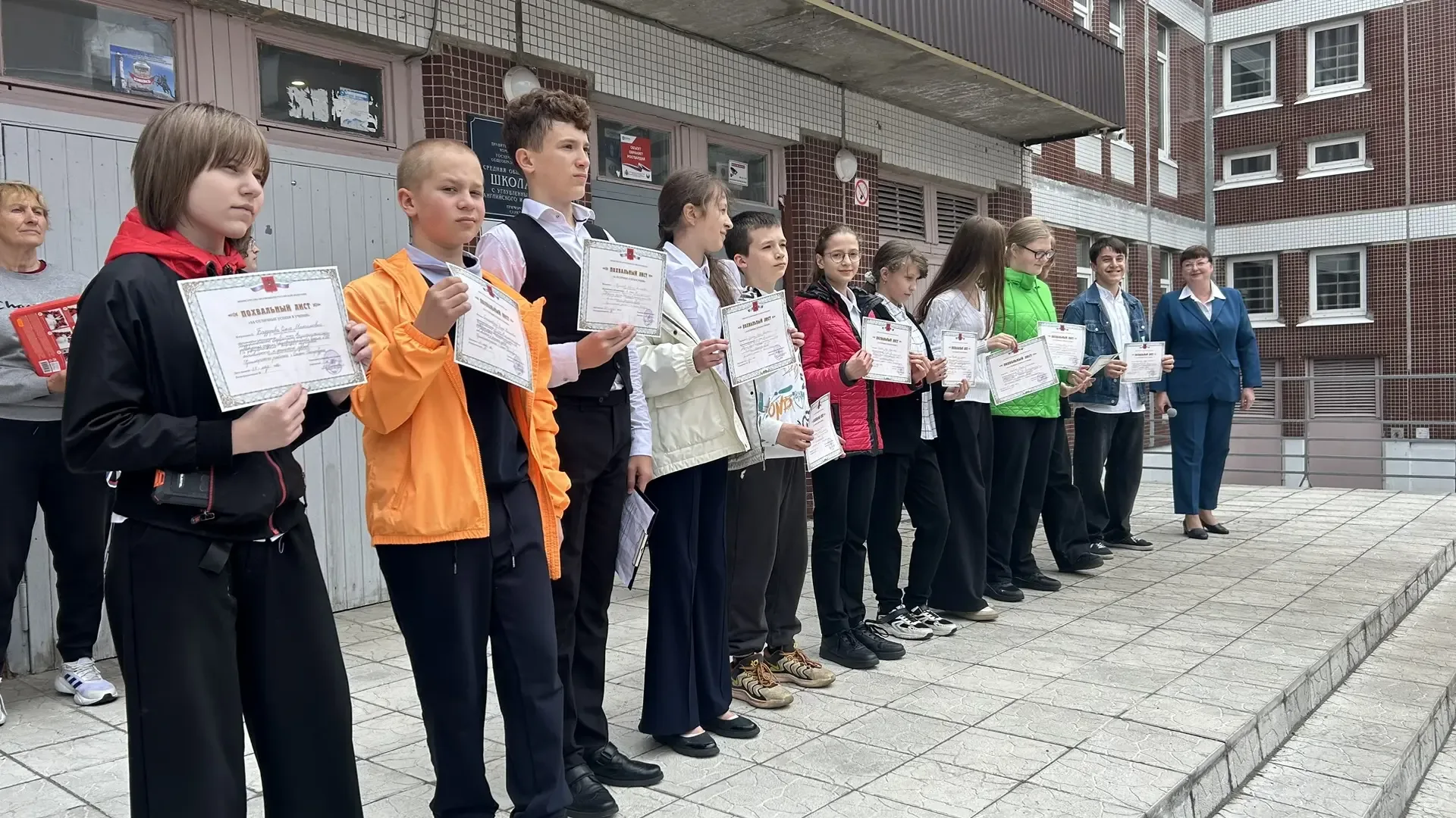 🇷🇺 Торжественная линейка. Итоги года.  Состоялась церемония награждения лучших учеников нашей школы.