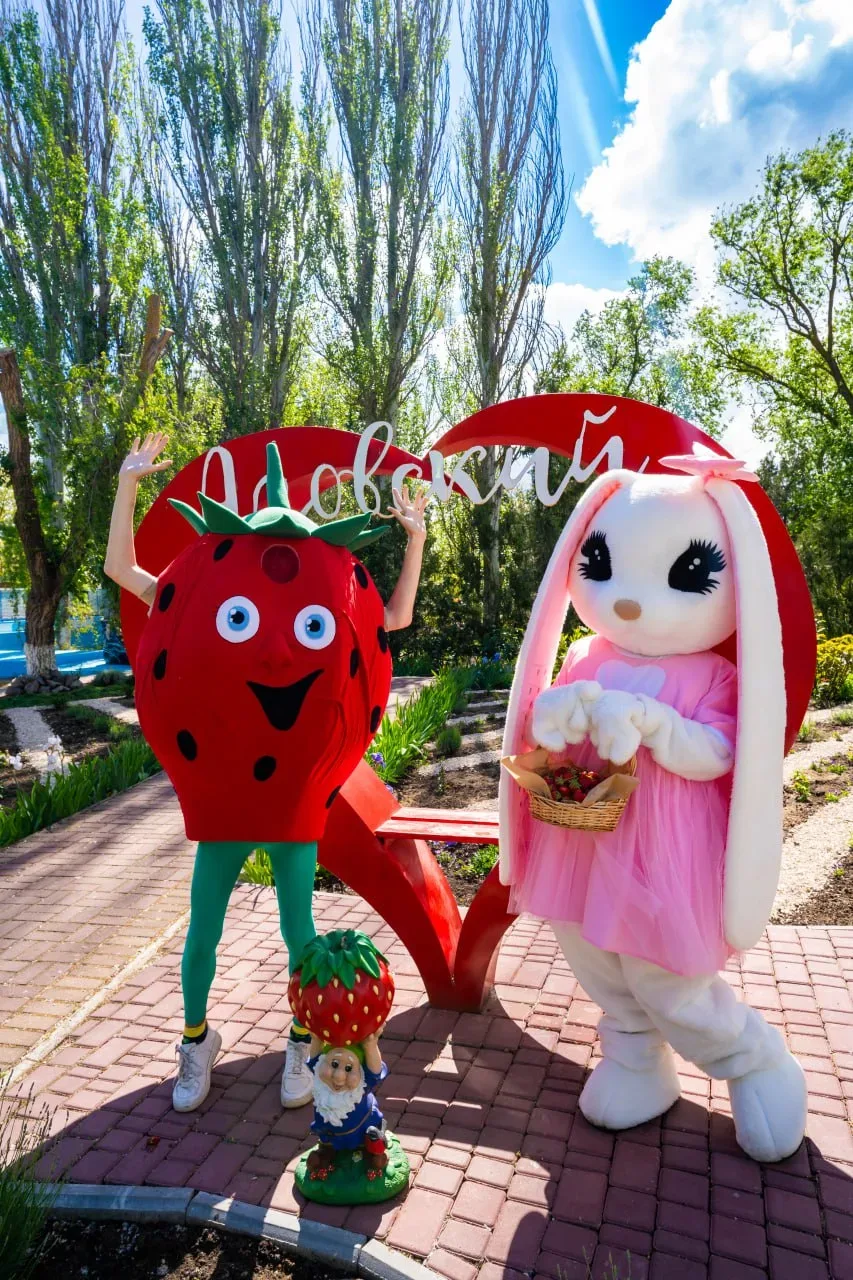 🍓Ежегодно в отелях Курортной сети «Азовский» проводится фестиваль «Клубничный Рай», посвященный этой