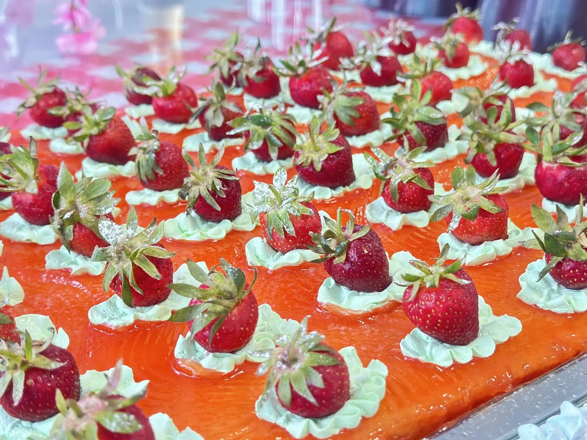 🍓Ежегодно в отелях Курортной сети «Азовский» проводится фестиваль «Клубничный Рай», посвященный этой