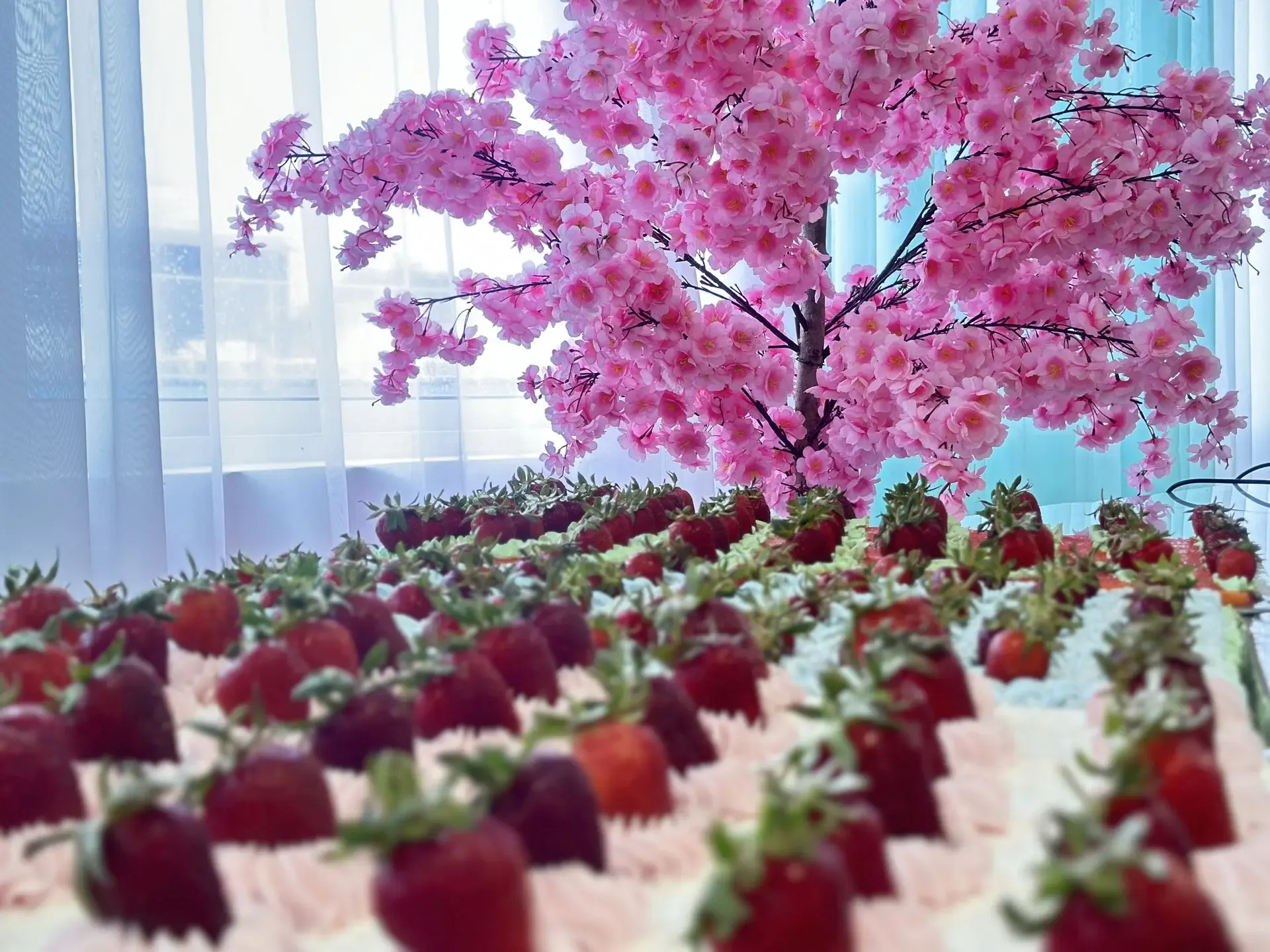 🍓Ежегодно в отелях Курортной сети «Азовский» проводится фестиваль «Клубничный Рай», посвященный этой