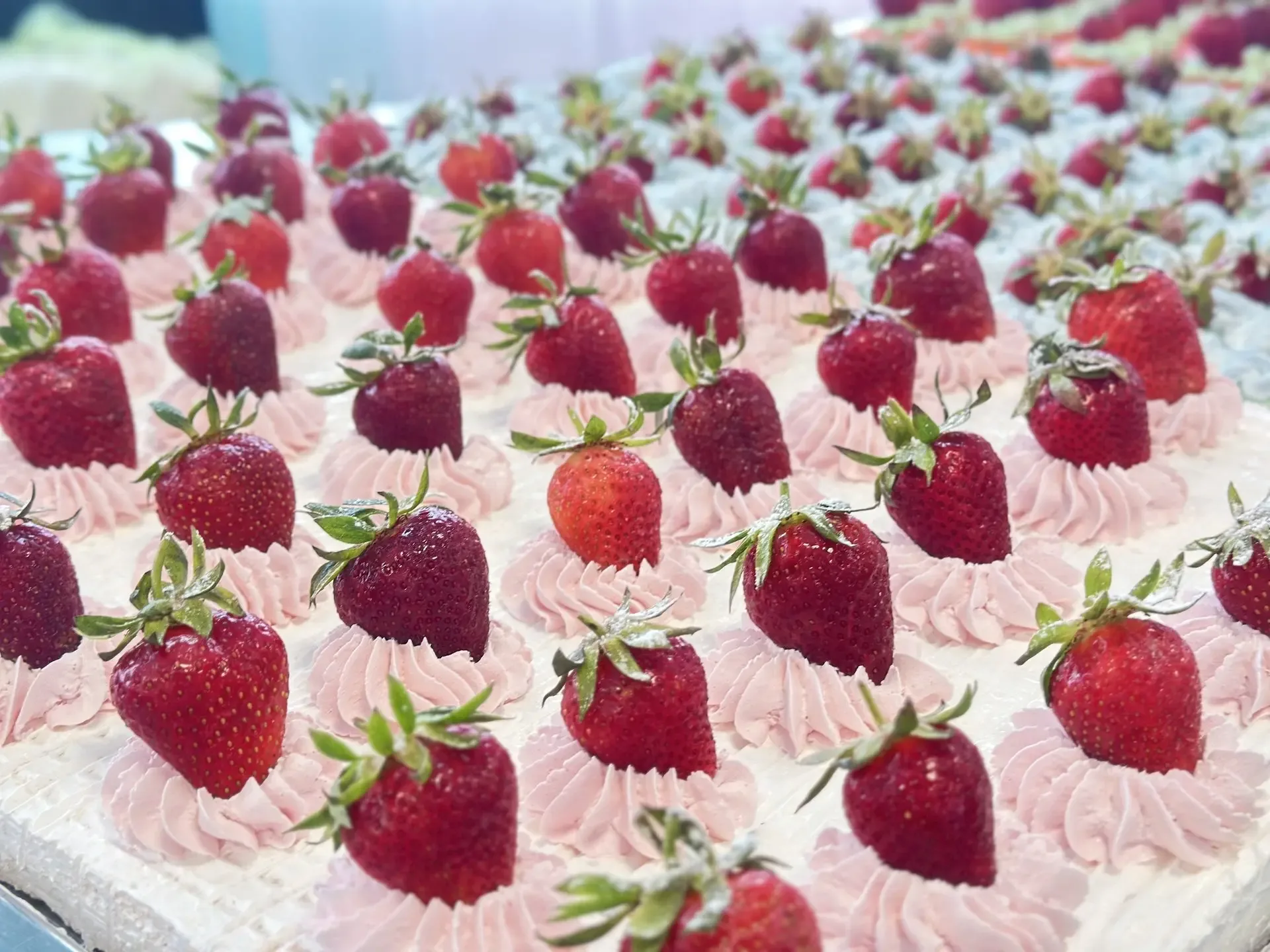 🍓Ежегодно в отелях Курортной сети «Азовский» проводится фестиваль «Клубничный Рай», посвященный этой