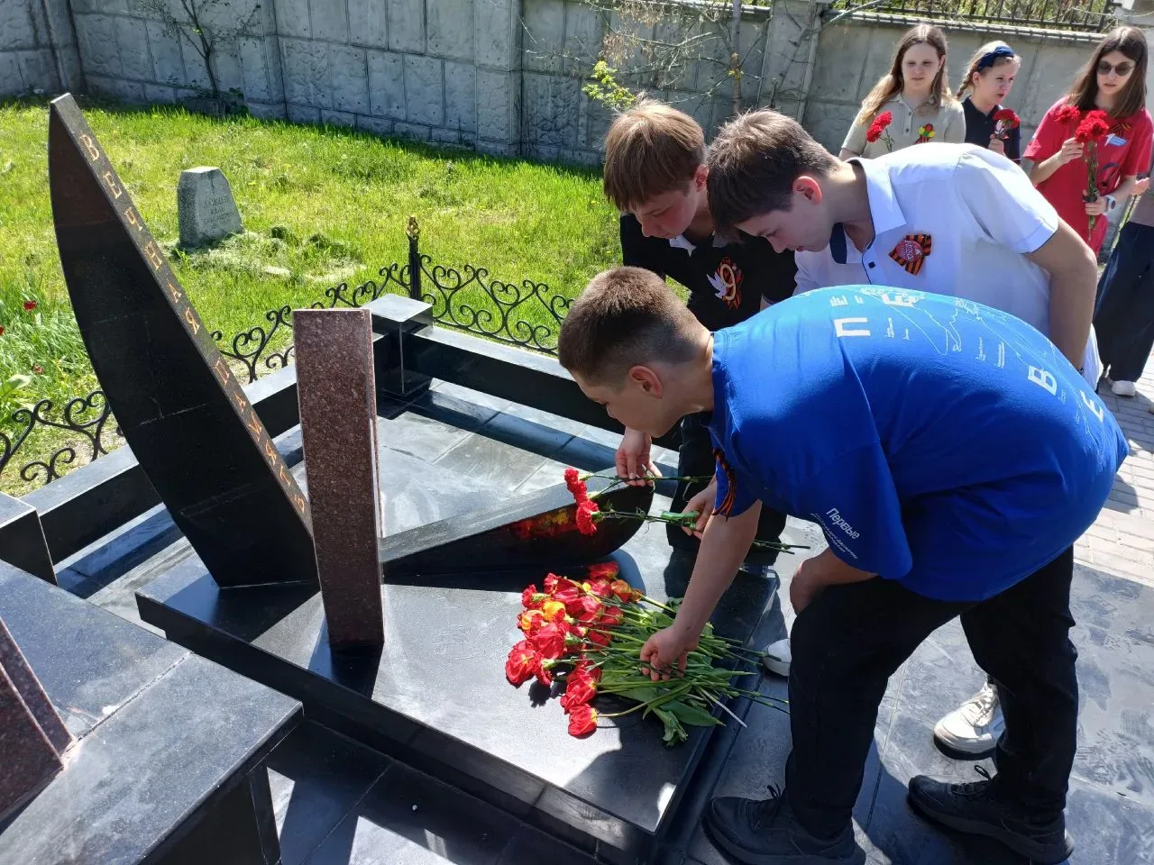 Сегодня наши активисты Движения Первых с советником директора по воспитанию почтили память героев, в
