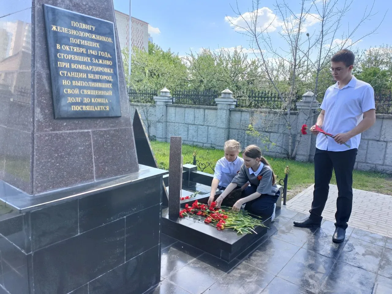 Сегодня наши активисты Движения Первых с советником директора по воспитанию почтили память героев, в