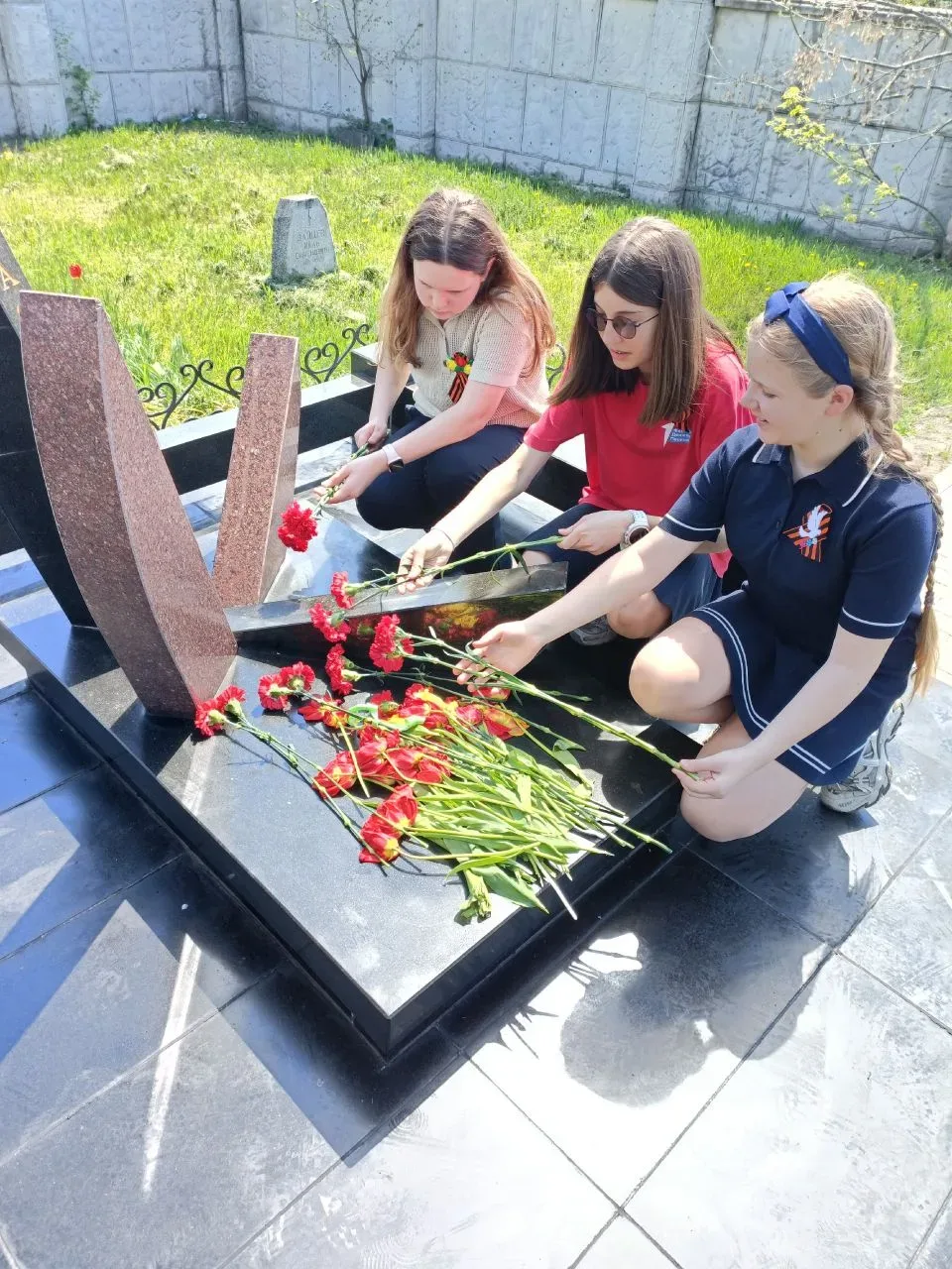 Сегодня наши активисты Движения Первых с советником директора по воспитанию почтили память героев, в