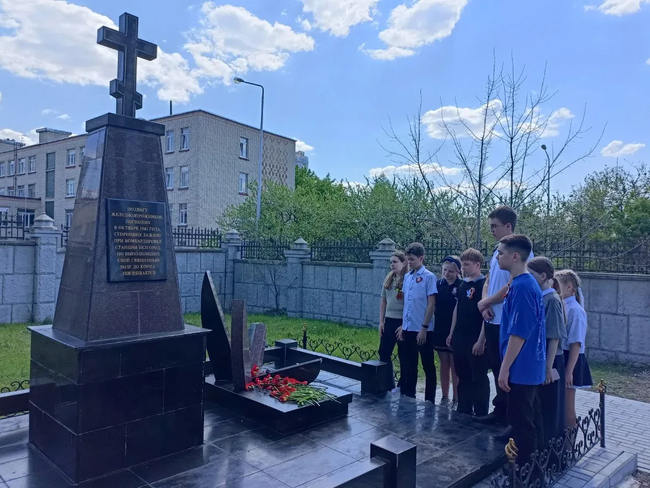 Сегодня наши активисты Движения Первых с советником директора по воспитанию почтили память героев, в