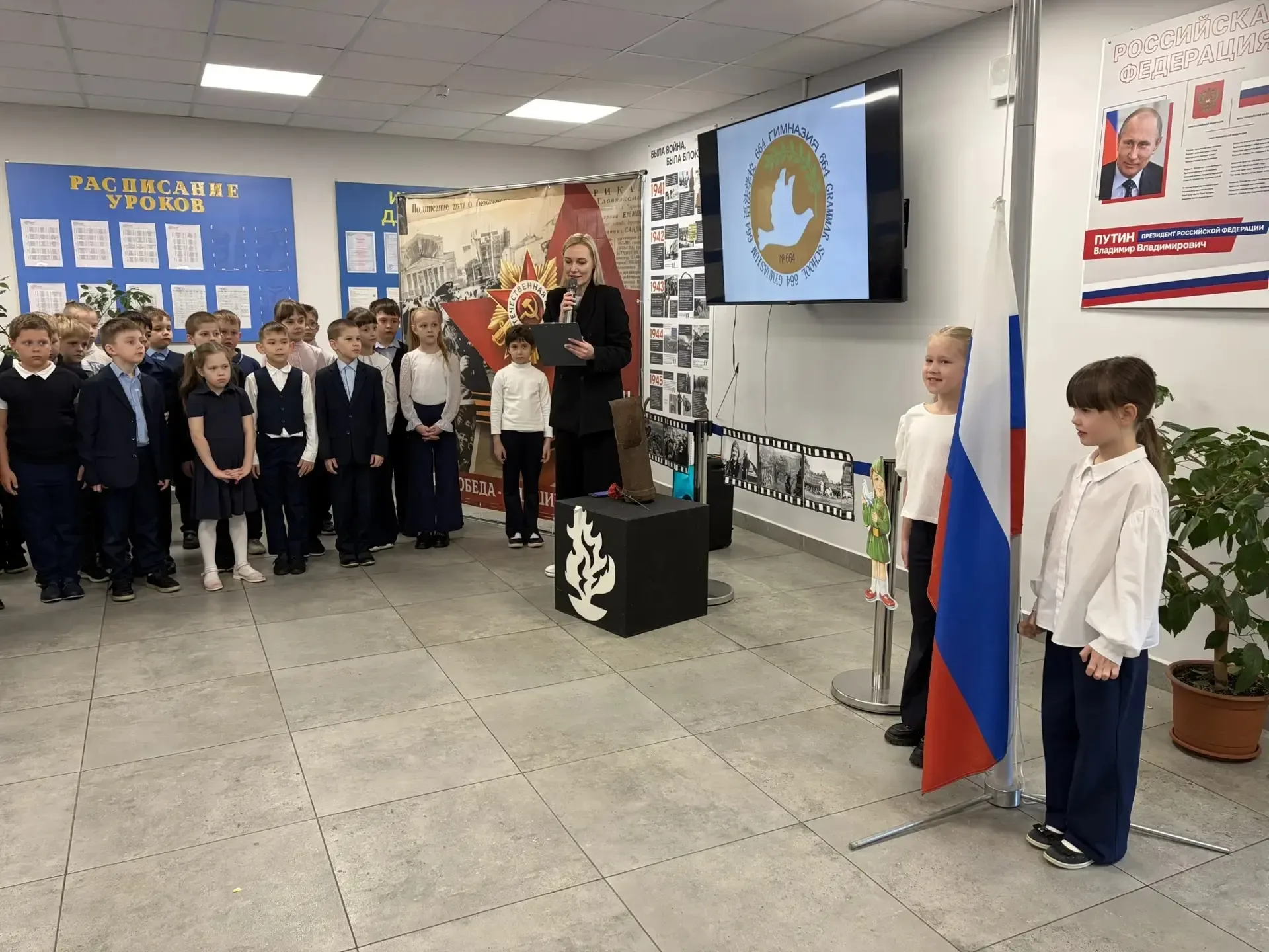 Новая учебная неделя в гимназии начинается с главного!  По традиции, начало учебной недели ознаменов